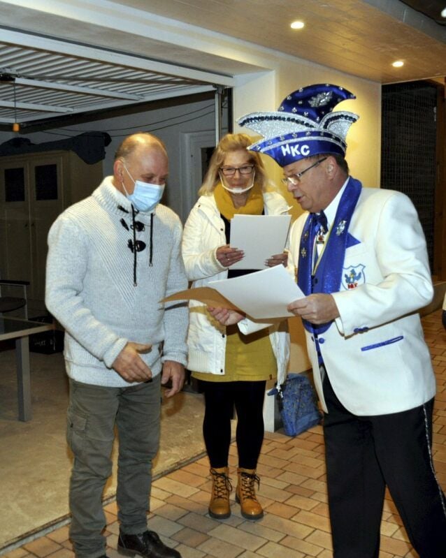 Uwe Gäbelein ehrt in Premsendorf vor einer Abordnung des Elferrates vom Holzdorfer Karnevals Club die engagierten Narren Thoralf und Simone Pabst.