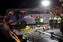 Einige Fahrgäste waren bei dem Unfall unter den umgestürzten Bus geraten. Ihre Leichen konnten erst geborgen werden, nachdem zwei Kräne den Bus wieder auf die Räder gestellt hatten. (Foto: dpa)
