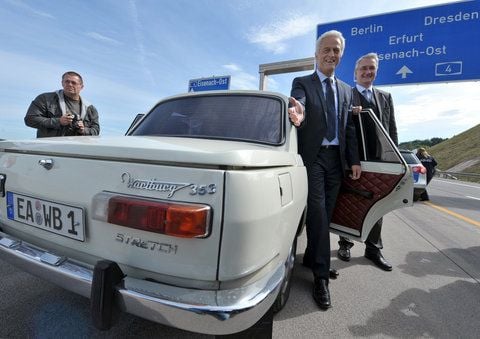 Der neue Abschnitt der Autobahn A4 um die Hörselberge bei Eisenach wird von Bundesverkehrsminister Peter Ramsauer (CSU) eröffnet, der in einem Wartburg einige Meter über die Autobahn gefahren wird (FOTO: DPA)
