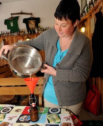 Nadine Junger befüllt eine Flasche.