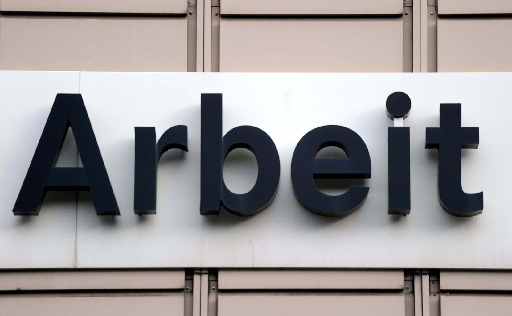 Der deutsche Arbeitsmarkt hat sich im internationalen Vergleich mit Abstand am besten von der Krise erholt. Doch auch hierzulande gibt es Nachholbedarf, insbesondere beim Anteil an befristeten und Zeitarbeitsverträgen.