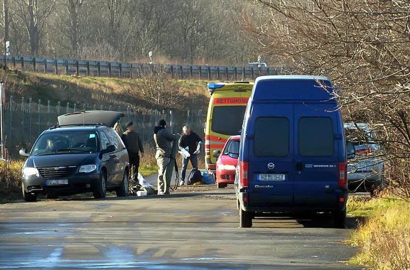 Am Donnerstagvormittag war ein Spezialeinsatzkommando der Polizei mit mehreren Fahrzeugen am Wilslebener See in Aschersleben angerückt. Die Beamten nahmen einen gesuchten Straftäter fest, der zunächst mit einem Sprung ins Wasser flüchten wollte.
