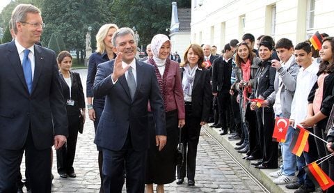 Bundespräsident Christian Wulff (l) und seine Frau Bettina (3.v.l.) empfangen am Montag (19.09.2011) vor dem Schloss Bellevue in Berlin den türkischen Staatspräsidenten Abdullah Gül (M) und dessen Frau Hayrünnisa Gül (5.v.l.). (FOTO: DPA)