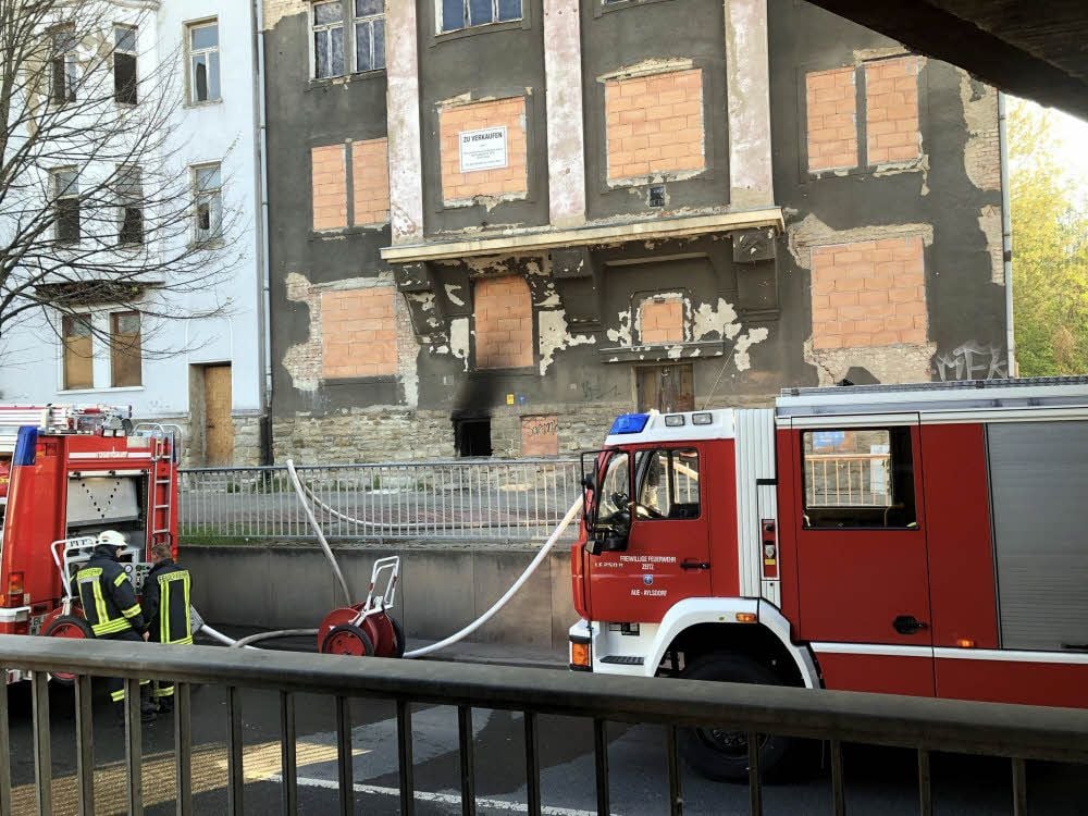 Müll und Unrat brannten im Keller eines Hauses in der Donaliesstraße in Zeitz. Für die Feuerwehr wurde es ein langer Einsatz.