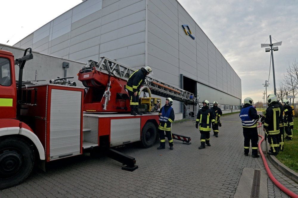 Das Dach der Firma Pressmetall in Hoym ist am Donnerstagvormittag in Brand geraten.