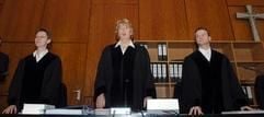 Die vorsitzende Richterin Brigitte Koppenhöfer (M.) und die beisitzenden Richter Ulrike Voß und Guido Noltze (Foto: dpa)