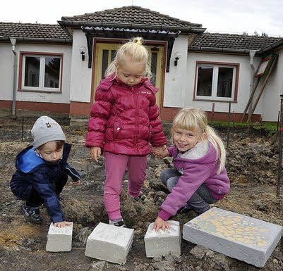 Anna, Lara und Darian zeigen einige der Spendensteine.