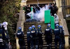 Ein Polizeisprecher verteidigte den Tränengaseinsatz sowie die Massenfestnahmen mit «Gesetzesbrüchen» beim Versuch, kommunales Eigentum zu besetzen. (Foto: dpa)