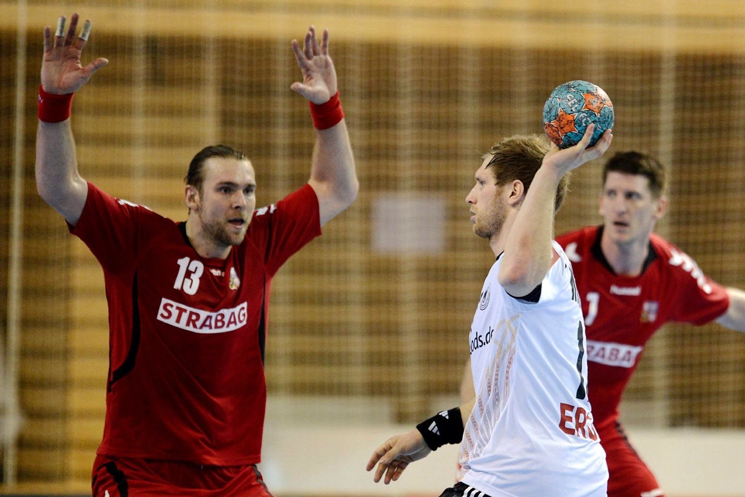 Der deutsche Handballer Steffen Weinhold beim Wurf.