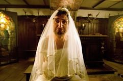 Regisseur Rosenmüller rückt in seinem ersten Kinofilm «Wer früher stirbt, ist länger tot» die feine, hintersinnige und deftige Seite des bayerischen Humors in den Mittelpunkt und lässt sämtliche Stadl damit vergessen. (Foto: dpa)