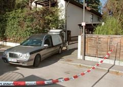 Ein Leichenwagen steht am Mittwoch (06.09.2006) in München vor dem Wohnhaus einer der Schlüsselfiguren des Münchner Gammelfleischskandals. Der 74-Jährige Großhändler hat sich das Leben genommen. (Foto: dpa)