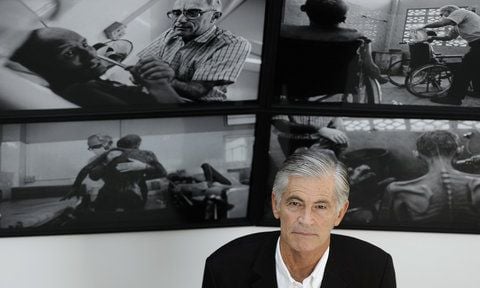 Der New Yorker Fotograf James Nachtwey in Berlin vor seinen Bildern. (FOTO: ARCHIV/DPA)