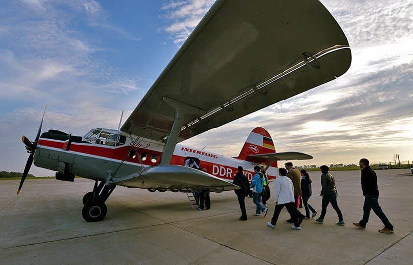 Mit einer Antonov AN-2 hatten Passagiere das Geschehen von oben im Blick.