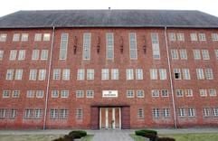 Außenansicht der Justizvollzugsanstalt Brandenburg/Havel. Bedienstete der JVA sollen jahrelang Häftlinge misshandelt haben. (Foto: dpa)