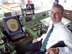 Der Steuermann von heute - Hafenschiffer müssen sich durch Zuverlässigkeit auszeichnen und mit moderner Navigationstechnik umgehen können. (Foto: dpa)