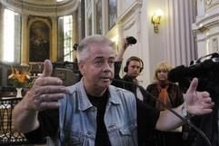 Pfarrer Christian Führer spricht am Montag (30. August 2004) in der Leipziger Nikolaikirche das Friedensgebet. (Foto: dpa)