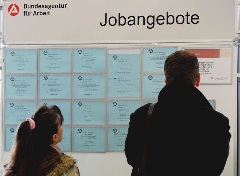 Arbeitslose schauen sich Stellenangebote an.
