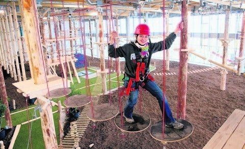 Sandra Piplow zeigt Kletterfreaks schon mal wie es im neuen Kletterwald aussieht.