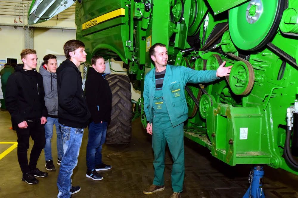 Neugier für die Landtechnik wecken. Beim Tag der Ausbildung erklärte Krone-Mitarbeiter Sebastian Fieseler einen Mähdrescher.