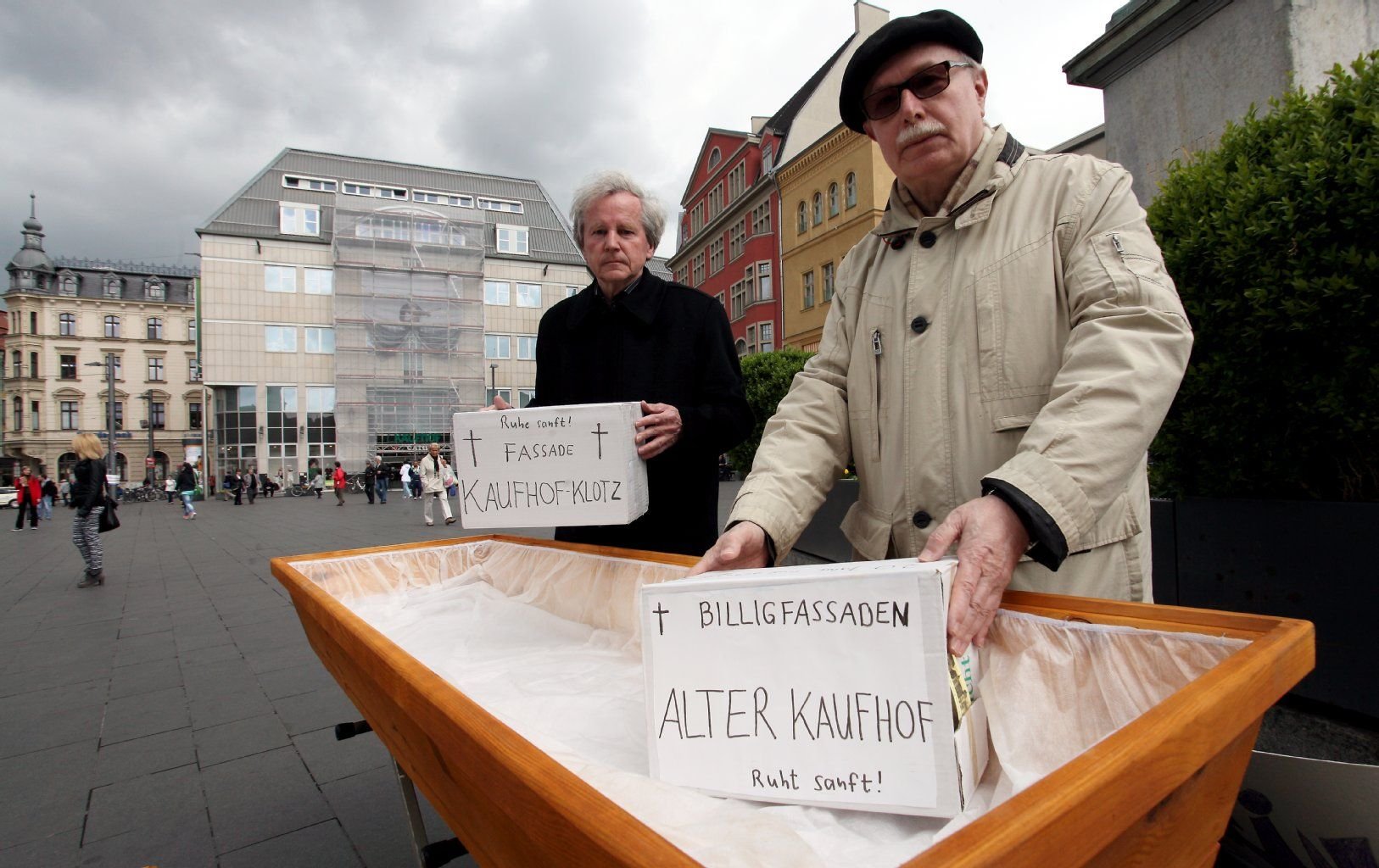 Ulrich Schröder (links), Vorsitzender der Bürgerinitiative Rathausseite, und Michael Woudenberg, Vorsitzender Kuratorium Altes Rathaus Halle, beerdigen symbolisch den Kaufhof.