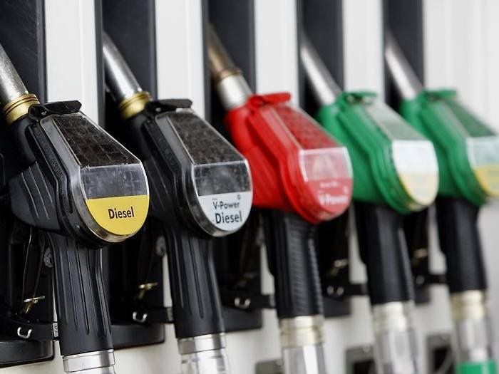 Freie Tankstellen sind oft günstigerSogenannte Freie Tankstellen sind in der Regel um ein bis zwei Cent je Liter billiger als Marken-Tankstellen.