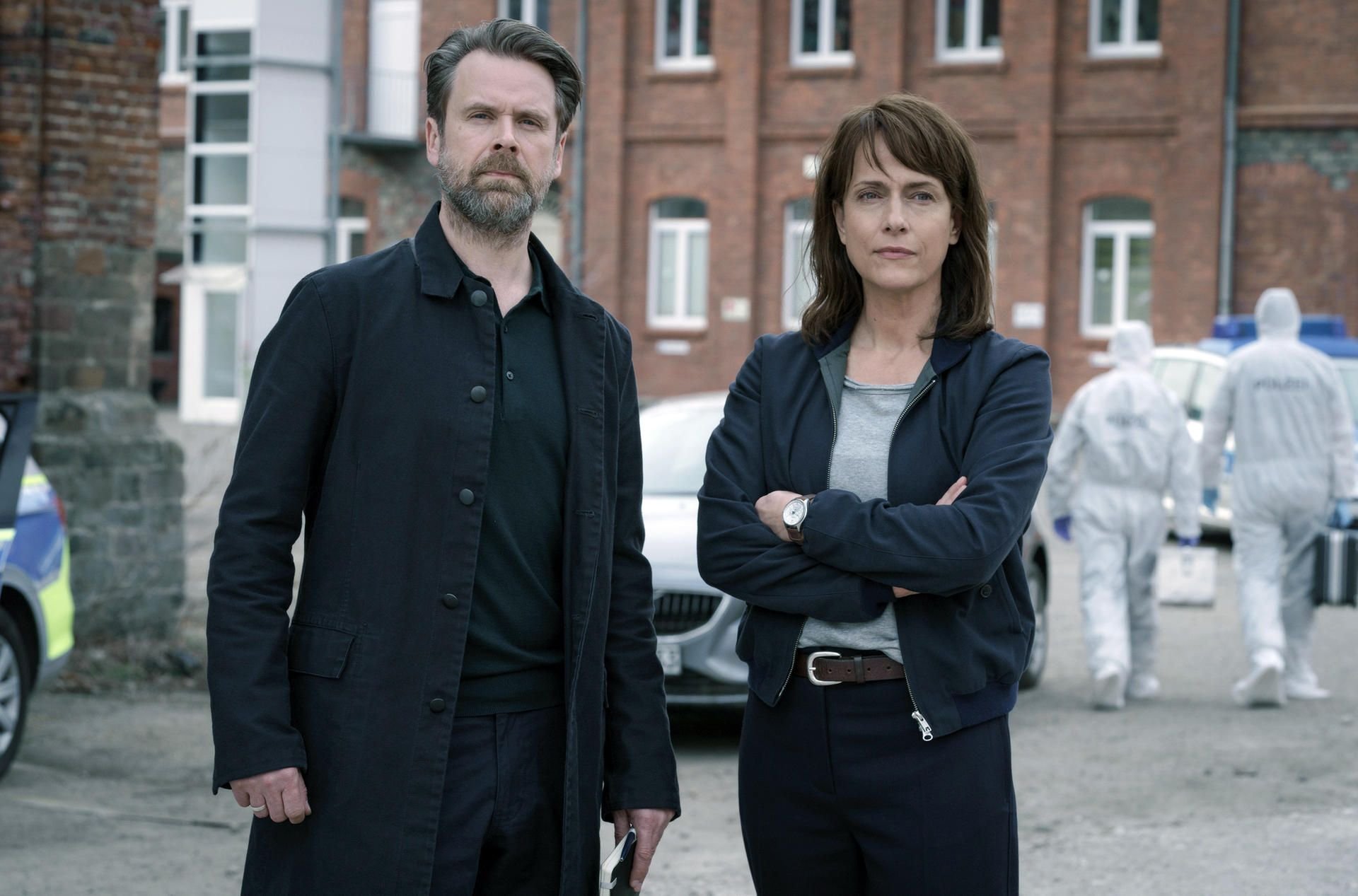 Brasch (Claudia Michelsen) und Köhler (Matthias Matschke) kommen am Tatort an.