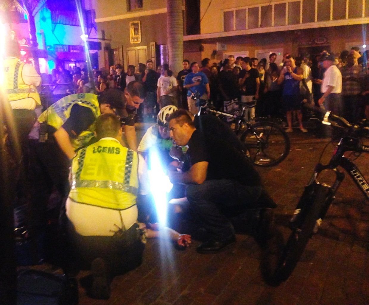 Rettungssanitäter und Polizei behandeln eines der Opfer.