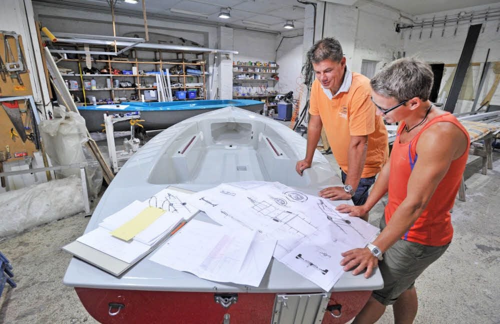 Der Geschäftsführer der BTM Marine Wassersport GmbH, Helmar Becker, und Mitarbeiterin Cindy Kummer studieren die Pläne der Ixy-Box.