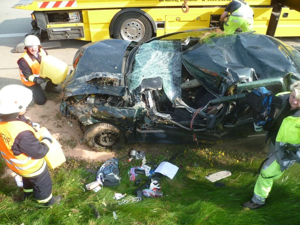 Der völlig zerstörte Opel vor dem Abtransport von der Unfallstelle auf der A 38 bei Bleicherode.