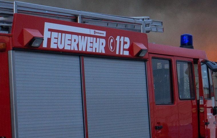 Ein Fahrzeug der Feuerwehr an einem Brandort.