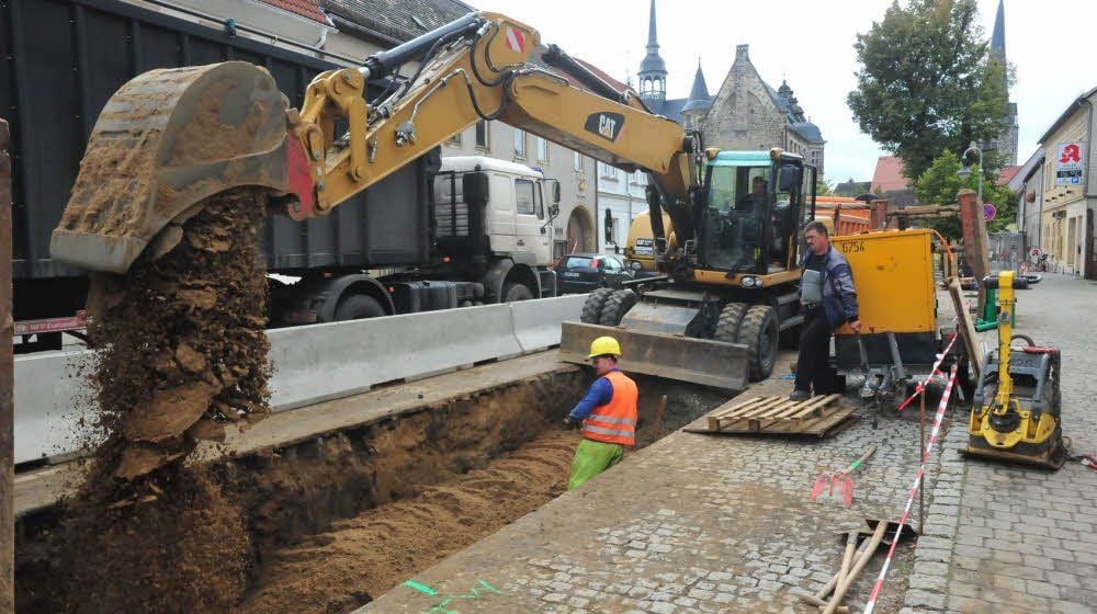 Aus Richtung Leipzig und A9 bricht der Autostrom neben der Baustelle zeitweise nicht ab. Das zwängt die Bauleute ein.