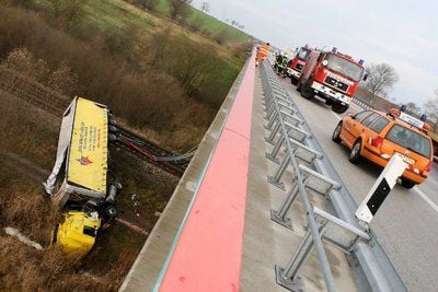 Ein unbeladener Lastwagen ist von einer Autobahnbrücke der A20 bei Pasewalk (Landkreis Uecker-Randow) zehn Meter in die Tiefe auf eine IC- Bahnstrecke gestürzt. (FOTO: DPA)