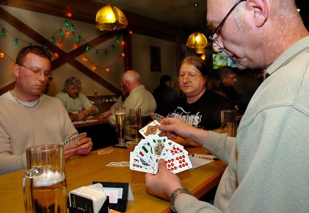 Die Zeitzer Stadtmeisterschaft hat begonnen. Hier spielen von links Alexander Pachnicke, Olaf Stöckigt und Detlef Wiemer.
