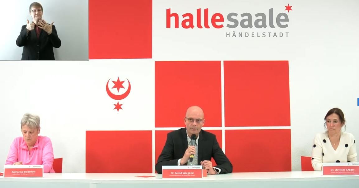 Halles Oberbürgermeister Bernd Wiegand spricht während der Pressekonferenz der Stadt am Sonntag, 08.11.2020.