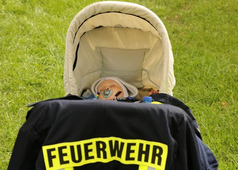 Der kleine Julian wird wohl auch mal ein Feuerwehrmann.