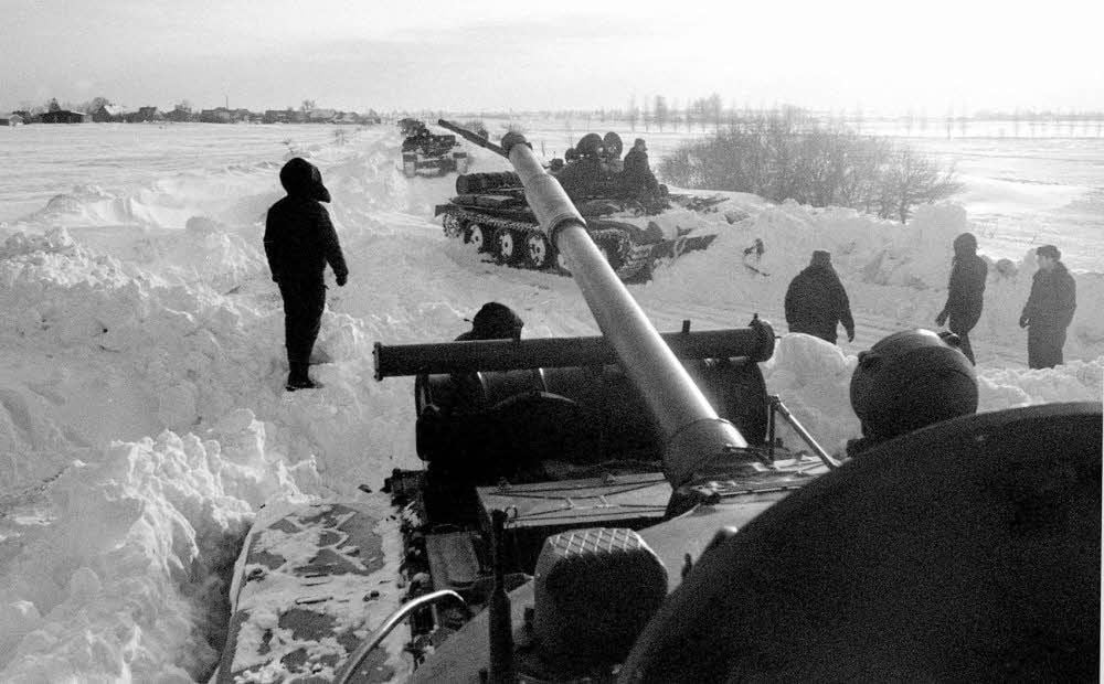Sowjetische Panzer helfen im Winter 1979, die Fernstraße 96 bei Jarmen zu räumen.