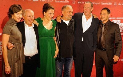 Johanna Wokalek (v.l.), Stefan Aust, Martina Gedeck, Uli Edel, Bernd Eichinger und Moritz Bleibtreu posieren in München vor dem Mathäser-Filmpalast bei der Premiere des Films «Der Baader Meinhof Komplex» auf dem Roten Teppich (Foto vom September 2008). (FOTO: DDP)