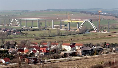 Die im Bau befindliche Unstruttalbrücke überspannt bereits deutlich sichtbar das Tal der Unstrut bei Karsdorf. Die mit 2,7 Kilometer zukünftig zweitlängste Eisenbahnbrücke Deutschlands gehört zur ICE-Neubaustrecke Erfurt-Leipzig/Halle. (FOTO: DPA)
