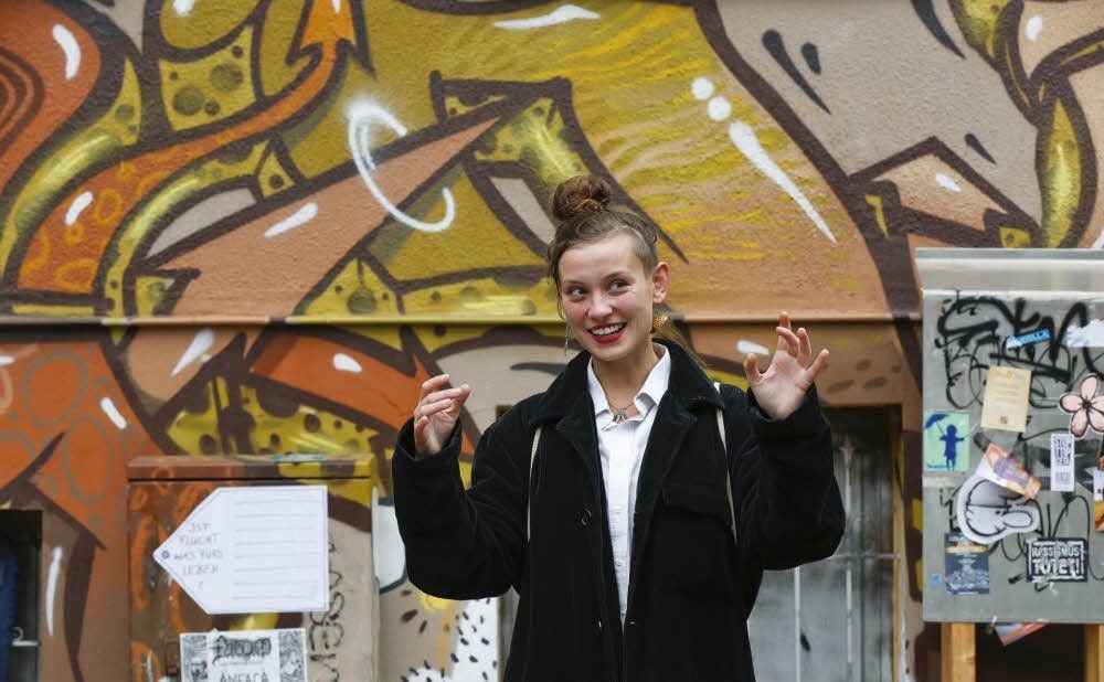 Josephine von Blueten Staub lautet das Pseudonym der Poetry-Slammerin - hier vor einer Fassade in ihrem halleschen Viertel.