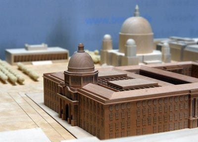 Das Modell des geplanten Humboldtforums des italienischen Architekten Franco Stella in Berlin - links das Alte Museum, in der Mitte hinten der Berliner Dom (FOTO: DPA)