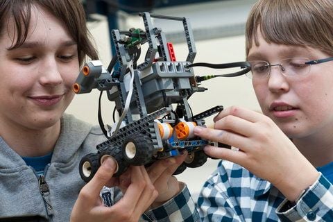 Julian Benda (li.) und Christian Henke, Schüler des Werner-von-Siemens-Gymnasiums in Magdeburg, arbeiten an einem Roboter der Baureihe NXT. (FOTO: DAPD)