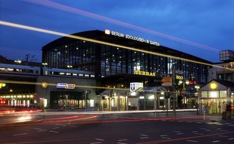 Zwei Männer sind in der Nacht zum Freitag von drei Männern in der U 9 auf dem Bahnhof Zoologischer Garten angegriffen worden. (FOTO: DPA/ARCHIV)