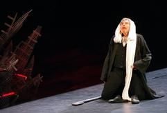 Der Schauspieler Rolf Boysen probt in der Deutschen Oper Berlin in der Schönberg-Oper «Moses und Aron» seinen Auftritt als Moses (Archivfoto vom 23.09.1999). Ob Shakespeare oder Achternbusch - Boysen gibt jeder Figur eine unverwechselbare Prägung. Im Laufe seines langen Schauspielerlebens hat der gebürtige Flensburger fast die gesamte Theatergeschichte durchmessen. Boysen feiert am 31. März 2005 seinen 85. Geburtstag. (Foto: dpa)