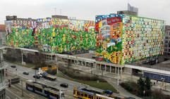 Die riesigen Pop-Art-Motive des Leipziger Künstlers Michael Fischer-Art an drei unbewohnten Hochhäusern der Stadt verschwinden bald wieder. (Foto: dpa)