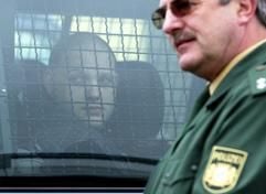 Der Angeklagte in "Peggy-Prozess", Ulfi K., sitzt vor der Ortsbegehung in Lichtenberg im Gefangenentransporter der Justiz (Archivfoto vom 13.04.2004). Am Mittwoch (28.04.2004) werden die Plädoyers der Verteidiger im "Peggy-Prozess" bekannt gegeben. (Foto: dpa)