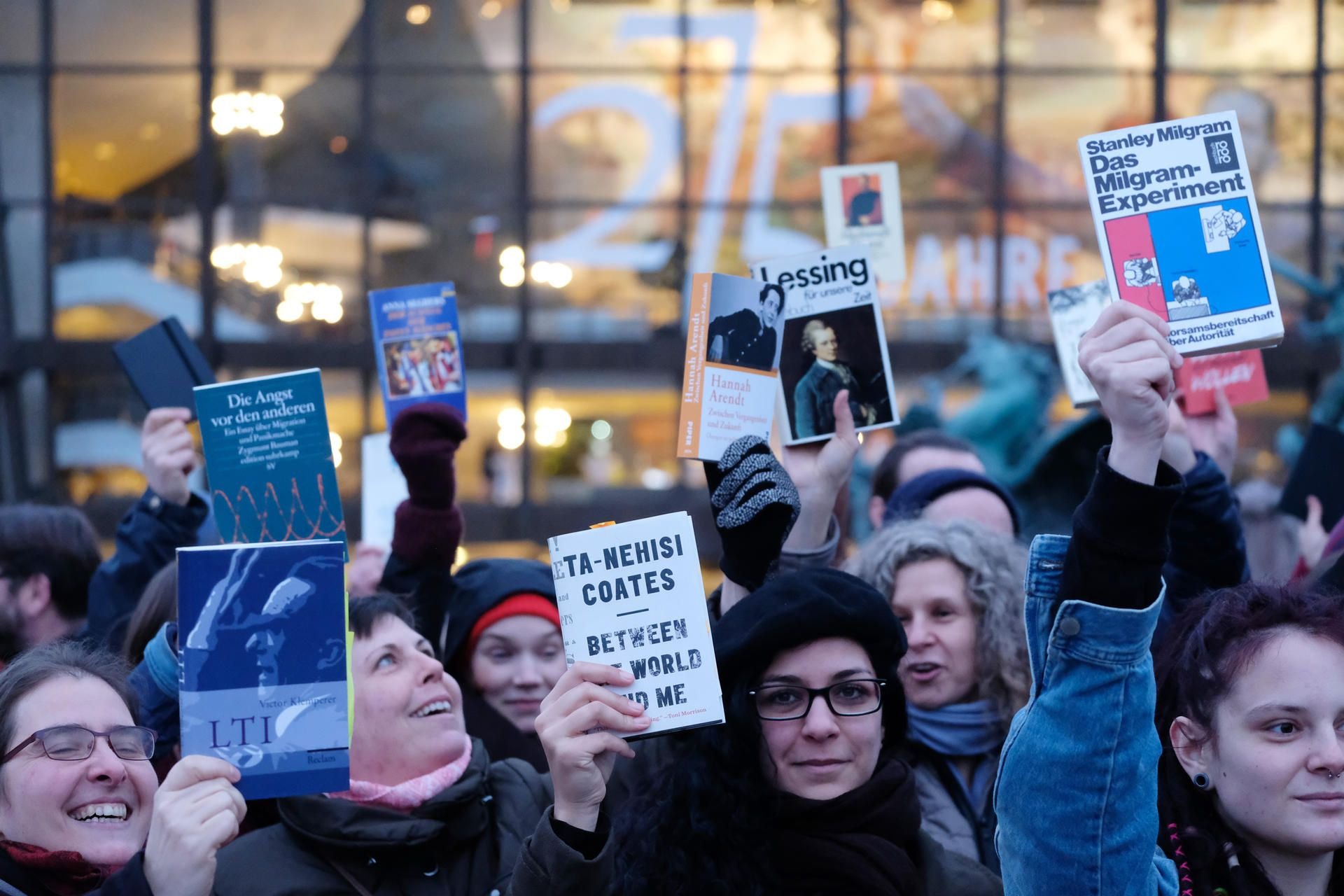 Die Teilnehmer der Demonstration protestierten mit ihren Büchern in der Hand.