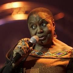 Die südafrikanische Sängerin Miriam Makeba während eines Aufritts in Basel. Kraftvolle Stimme, würdevolles Auftreten und engagierte Aktivistin im Kampf für Frieden und Völkerverständigung - so kennt die Welt Miriam Makeba. Die Diva des afrikanischen Gesangs - weltbekannt durch ihren Hit "Pata, Pata" - wird am Sonntag (04.03.2007) 75 Jahre alt.(Archivfoto vom 16.11.2006).
