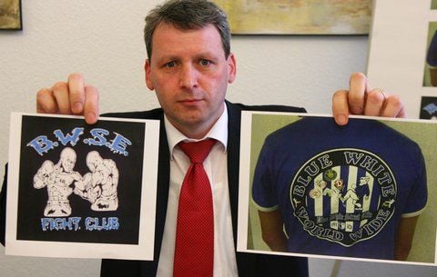 Sachsen-Anhalts Innenminister Holger Hövelmann (SPD) zeigt Abbildungen von Emblemen, die Mitglieder des rechtsextremen Vereins «Blue White Street Elite» getragen haben. (FOTO: DPA)