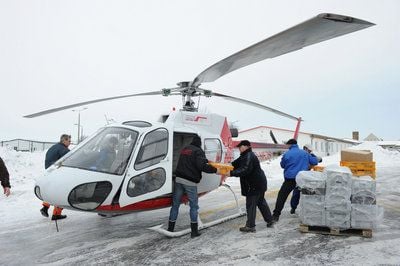 Ein Helikopter wird auf dem Gelände der Firma Insellogistik in Bergen (Rügen) mit Lebensmitteln für die Insel Hiddensee beladen. (FOTO: DPA)
