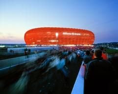 Die Allianz Arena, das neue Münchner Fußballstadion beim Lichttest. (Foto: dpa)
